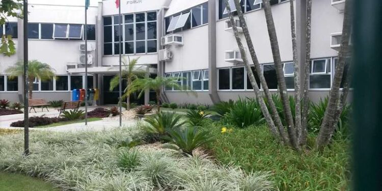 Motociclista flagrado sem capacete é condenado por desacatar PMs em Jaraguá do Sul