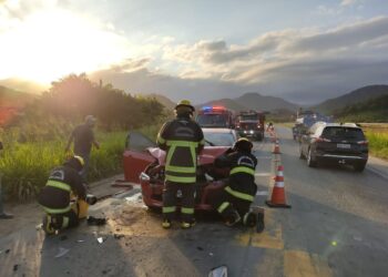 Carro colide em caminhão na SC-108, em Guaramirim
