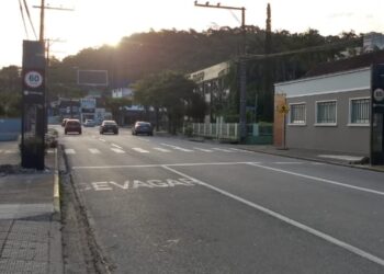 Lombada eletrônica é instalada na Waldemar Grubba, em Jaraguá do Sul