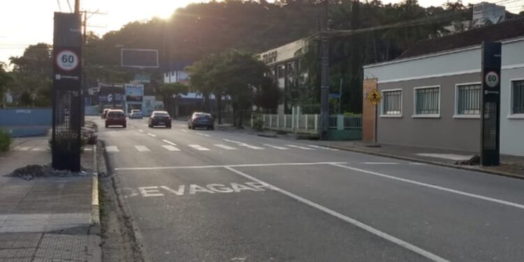 Lombada eletrônica é instalada na Waldemar Grubba, em Jaraguá do Sul