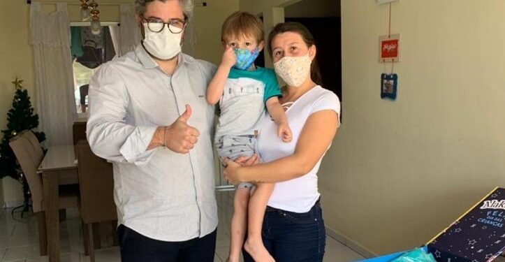 Lunelli atende pedido de criança autista e fabrica camiseta verde especialmente para ele