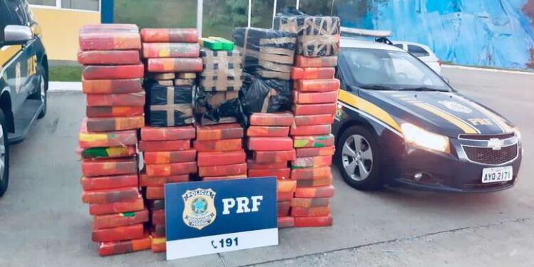 Polícia Rodoviária Federal apreende quase uma tonelada de maconha em Mafra