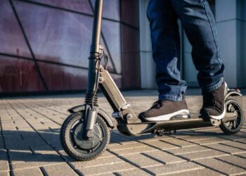 Condutor de patinete fica em estado grave após acidente envolvendo moto em Jaraguá do Sul