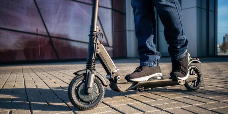 Condutor de patinete fica em estado grave após acidente envolvendo moto em Jaraguá do Sul