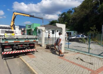 Placas de trânsito e abrigos de passageiros passam por revitalização em Jaraguá do Sul