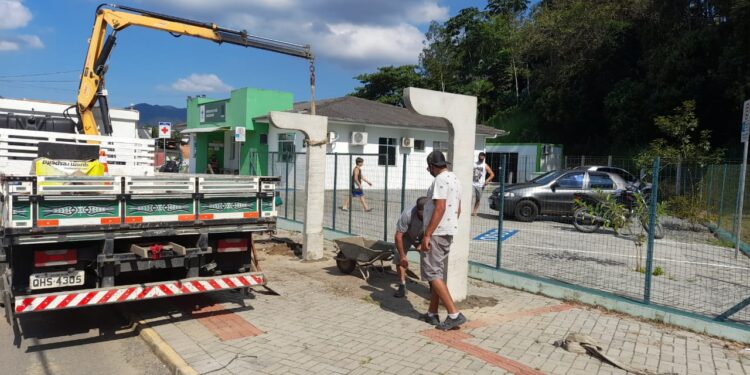 Placas de trânsito e abrigos de passageiros passam por revitalização em Jaraguá do Sul