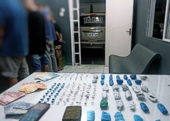 Três homens são presos e um adolescente é apreendido por tráfico de drogas em Guaramirim