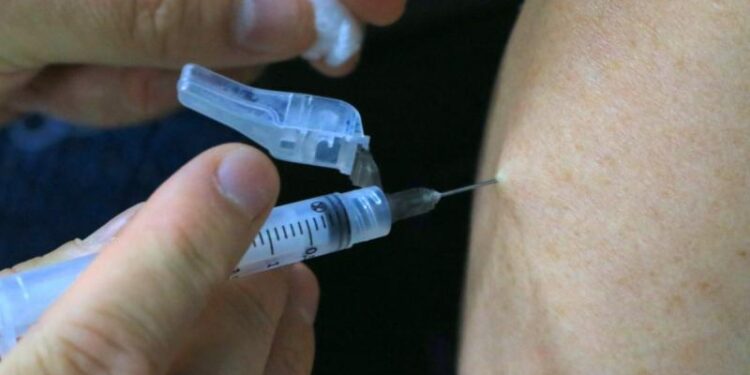 Vacina liberada para profissionais da saúde com 35 anos ou mais em Jaraguá do Sul