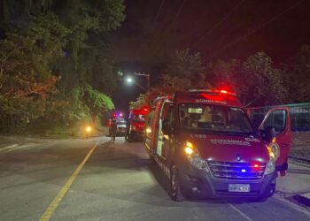 Homem se joga de ponte e é resgatado em Schroeder