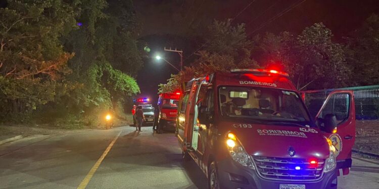 Homem se joga de ponte e é resgatado em Schroeder