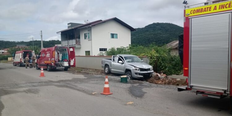Com sinais de embriaguez, homem é preso após bater contra muro em Guaramirim