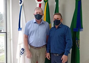 Prefeito de Schroeder Felipe Voigt transmite cargo ao vice, Lauro Tomczak