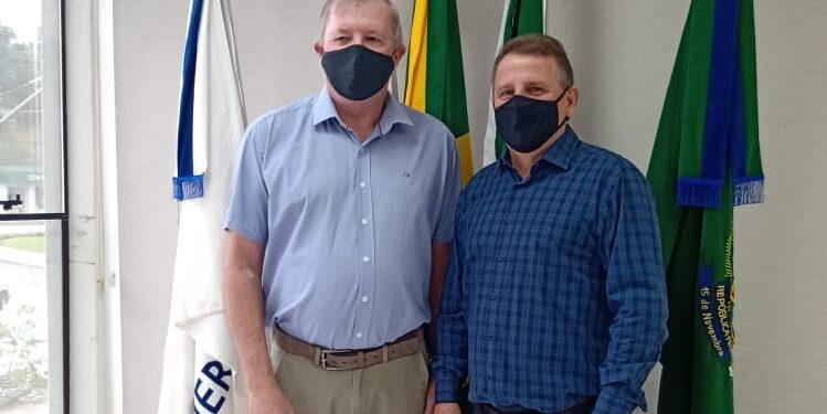 Prefeito de Schroeder Felipe Voigt transmite cargo ao vice, Lauro Tomczak