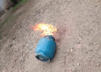 Bombeiros de Guaramirim controlam incêndio de botijão de gás