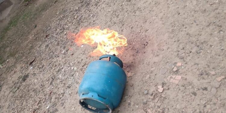 Bombeiros de Guaramirim controlam incêndio de botijão de gás