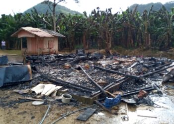 Casa fica completamente destruída após incêndio em Schroeder