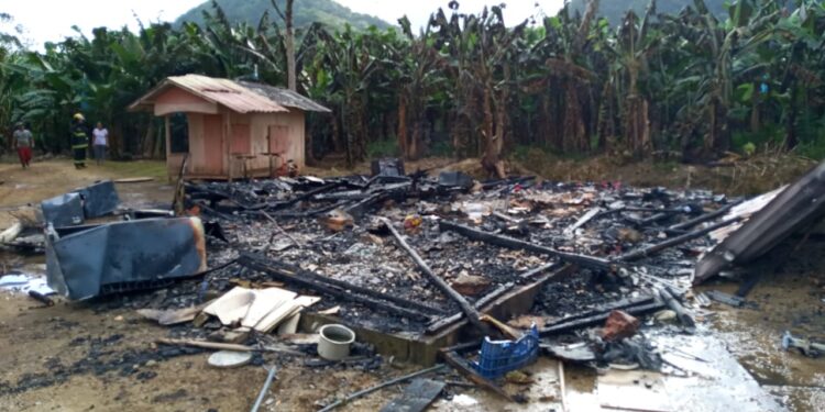 Casa fica completamente destruída após incêndio em Schroeder
