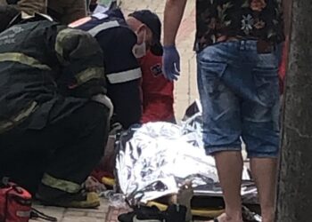 Moto vai parar embaixo de caminhão em acidente grave em Jaraguá do Sul