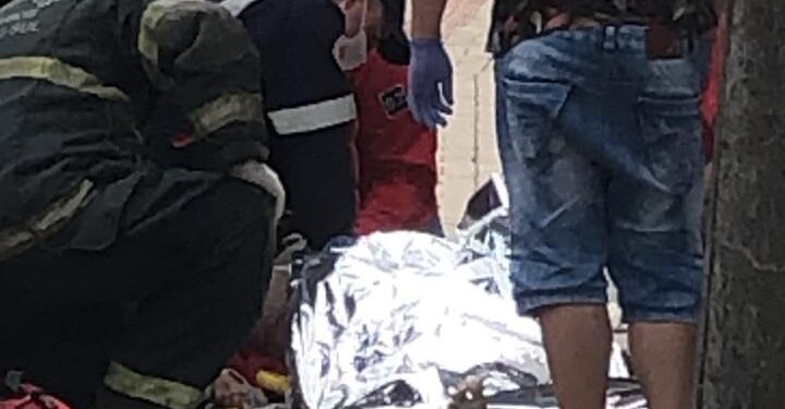 Moto vai parar embaixo de caminhão em acidente grave em Jaraguá do Sul