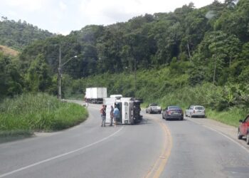 Caminhão tomba na SC-108, em Guaramirim
