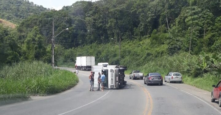 Caminhão tomba na SC-108, em Guaramirim