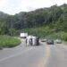 Caminhão tomba na SC-108, em Guaramirim