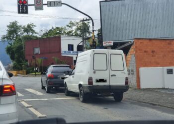 [Fotos] Dois carros se envolvem em acidente no semáforo da Rua 25 de Julho, em Jaraguá do Sul