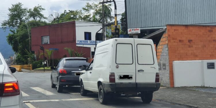 [Fotos] Dois carros se envolvem em acidente no semáforo da Rua 25 de Julho, em Jaraguá do Sul