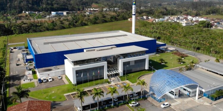 Empresa jaraguaense inova lançando acrílico antiviral