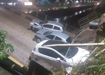 [Vídeo] Parte de ponte cai e carros ficam presos em Brusque