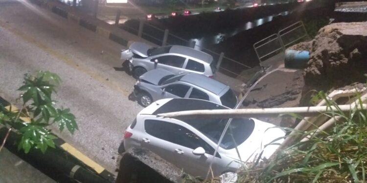 [Vídeo] Parte de ponte cai e carros ficam presos em Brusque