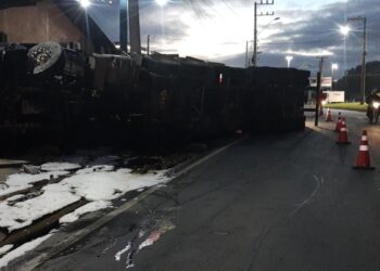 [Vídeo] Caminhão tomba na BR-280, em Guaramirim
