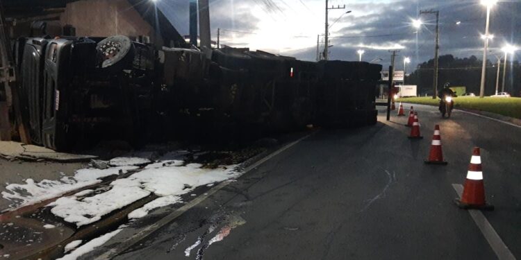 [Vídeo] Caminhão tomba na BR-280, em Guaramirim