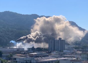 Incêndio atinge empresa têxtil em Jaraguá do Sul