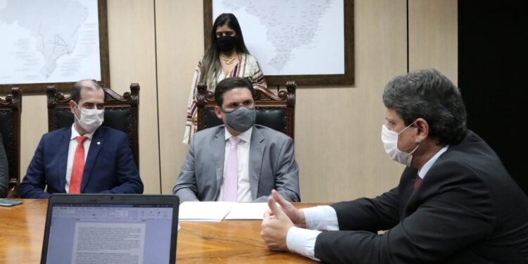 Deputado federal se reúne com Ministro da Infraestrutura após anúncio de cortes