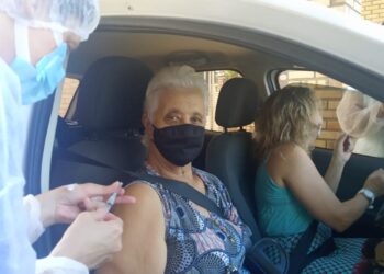Idosos vacinados no dia 6 de abril receberão segunda dose na próxima terça (4), em Schroeder
