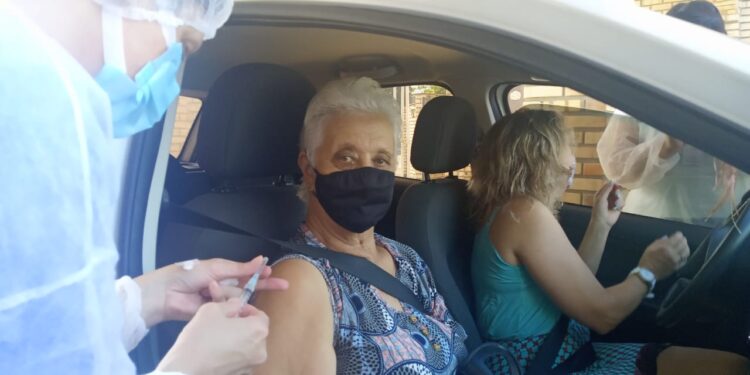 Idosos vacinados no dia 6 de abril receberão segunda dose na próxima terça (4), em Schroeder