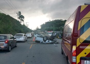 Dois carros se envolvem em acidente e um deles capota em São João do Itaperiú