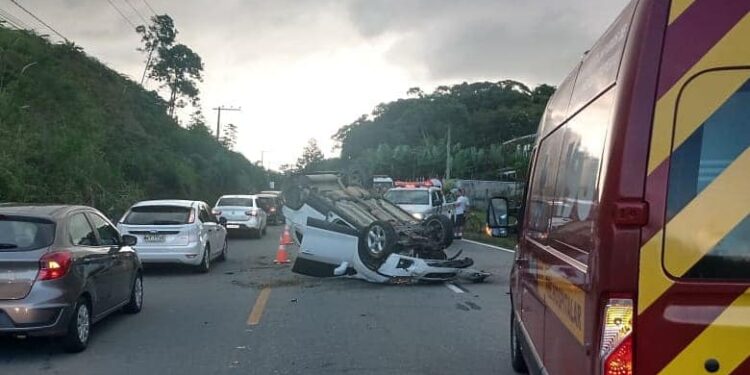 Dois carros se envolvem em acidente e um deles capota em São João do Itaperiú