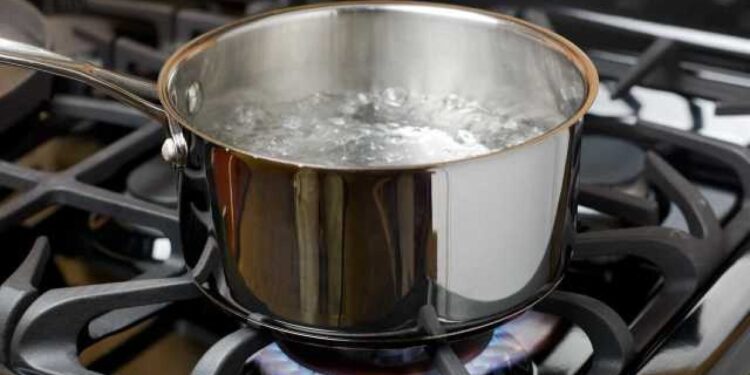 Mulher joga água quente no ex-marido em Jaraguá do Sul