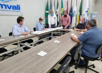 Prefeitos de Guaramirim e Schroeder e deputado buscam solução para Rodovia do Arroz