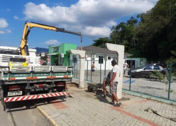 Placas de trânsito e abrigos de passageiros de Jaraguá do Sul passam por revitalização