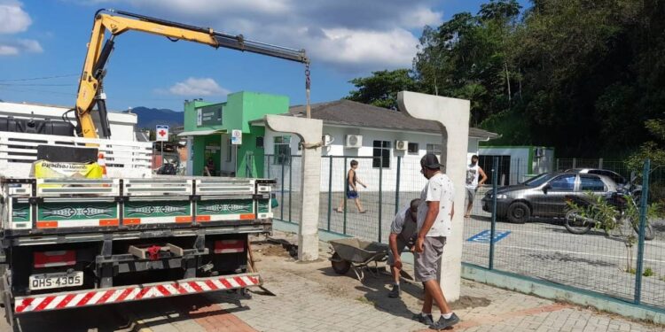 Placas de trânsito e abrigos de passageiros de Jaraguá do Sul passam por revitalização