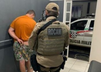 Condutor embriagado quase bate de frente com viatura da PM em Jaraguá do Sul