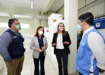 Nova secretária de Saúde cumpre primeira agenda de trabalho com governadora em vistoria à central estadual de distribuição de vacinas
