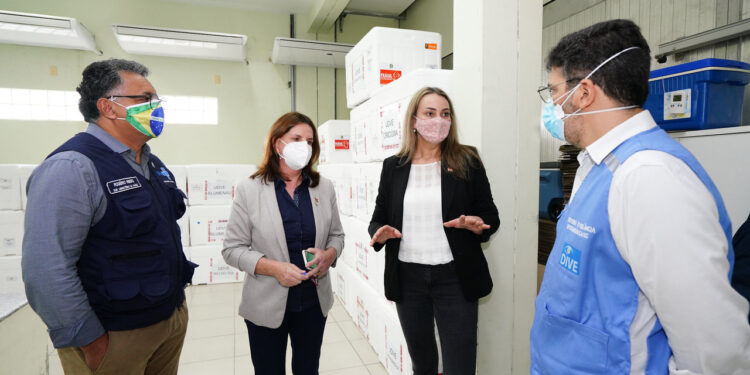 Nova secretária de Saúde cumpre primeira agenda de trabalho com governadora em vistoria à central estadual de distribuição de vacinas