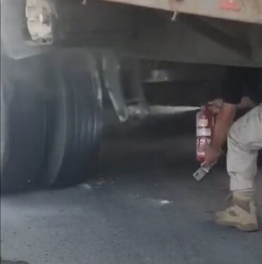 [Vídeo] PRF elimina princípio de incêndio em carreta na BR-280, em Guaramirim