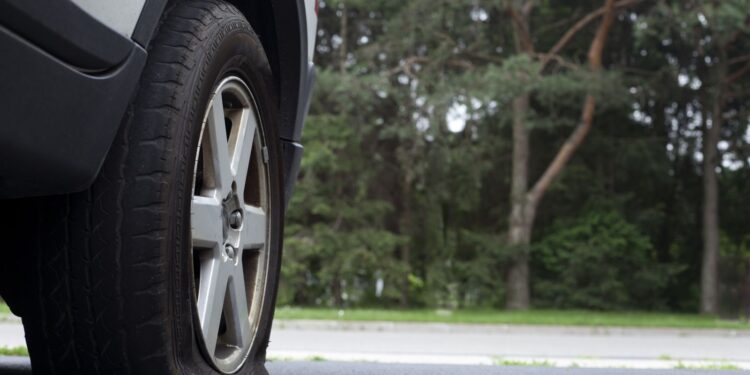 Homem passa mão no pé de mulher, que fura pneus do carro dele em Schroeder