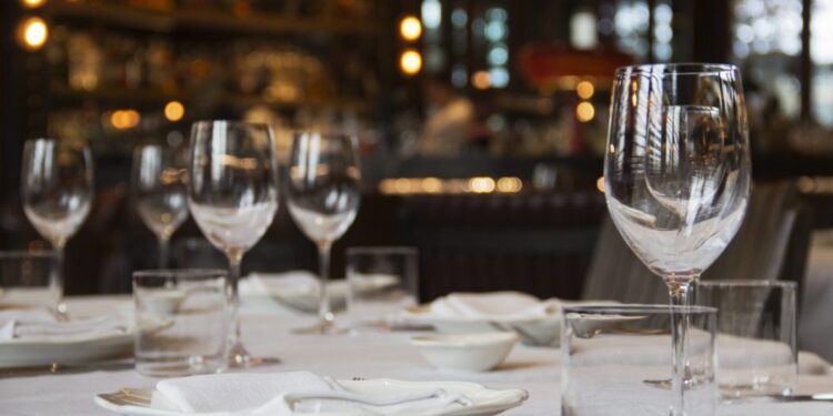 Governo do Estado vai rever regras aos bares e restaurantes