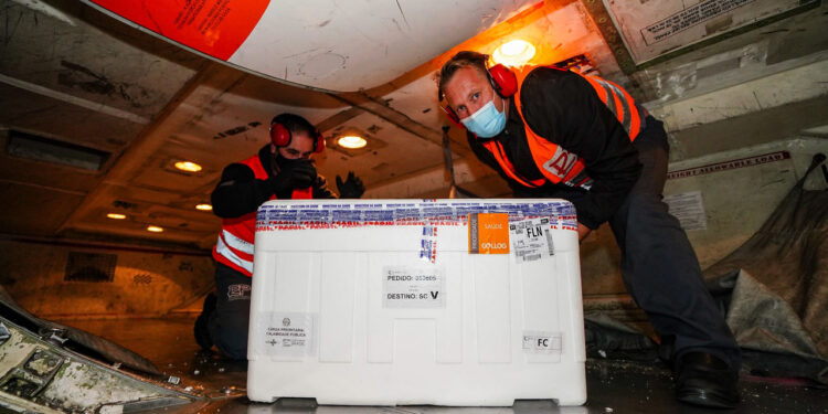 Mais de 200 mil novas doses da vacina AstraZeneca/Fiocruz chegam a Santa Catarina